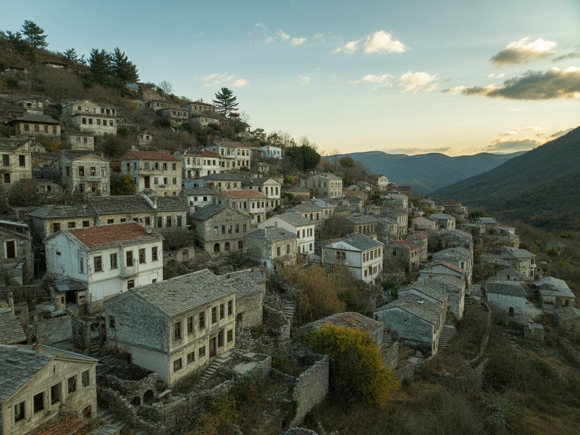 Kayaköy’de yamaçta sıralanmış terkedilmiş taş evlerin manzarası